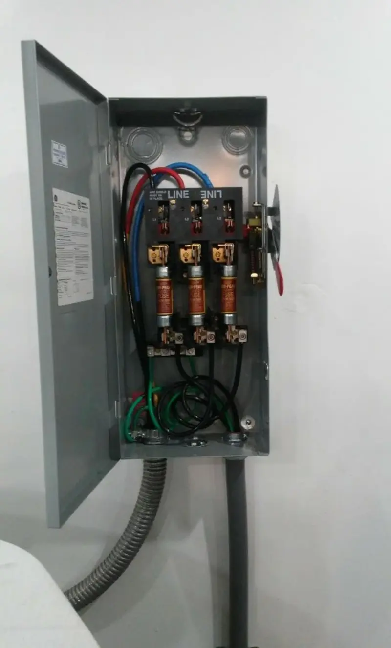 Three-phase disconnect switch installed for Smoke Detector Installation in Gatesville